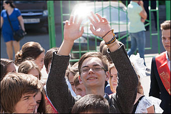 25 май 2016 г., Барнаул  © Амител Вячеслав Мельников   Цветы, банты, улыбки: последний звонок-2016 в Барнауле