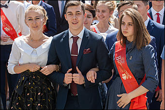 25 май 2016 г., Барнаул  © Амител Вячеслав Мельников   Цветы, банты, улыбки: последний звонок-2016 в Барнауле