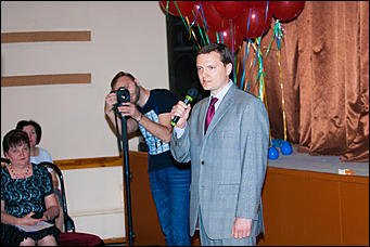 25 май 2016 г., Барнаул  © Амител Вячеслав Мельников   Цветы, банты, улыбки: последний звонок-2016 в Барнауле