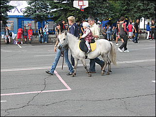 22 августа 2009 г., Барнаул   Праздник для первоклассников, выставка ретро-автомобилей и цветов в День рождения Барнаула