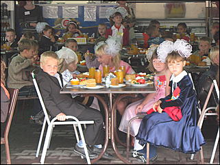 22 августа 2009 г., Барнаул   Праздник для первоклассников, выставка ретро-автомобилей и цветов в День рождения Барнаула