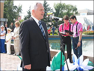 22 августа 2009 г., Барнаул   Праздник для первоклассников, выставка ретро-автомобилей и цветов в День рождения Барнаула