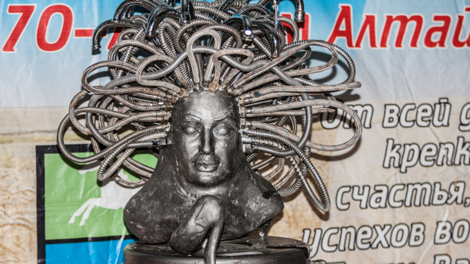 29 ноябрь 2016 г., Барнаул &copy; Амител Вячеслав Мельников   Футуризм по-барнаульски, или Что можно сотворить из водопроводных шлангов, ключей и коряг