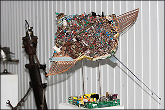 29 ноябрь 2016 г., Барнаул © Амител Вячеслав Мельников   Футуризм по-барнаульски, или Что можно сотворить из водопроводных шлангов, ключей и коряг