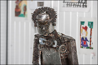 29 ноябрь 2016 г., Барнаул © Амител Вячеслав Мельников   Футуризм по-барнаульски, или Что можно сотворить из водопроводных шлангов, ключей и коряг