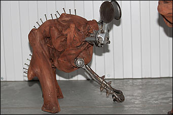 29 ноябрь 2016 г., Барнаул © Амител Вячеслав Мельников   Футуризм по-барнаульски, или Что можно сотворить из водопроводных шлангов, ключей и коряг