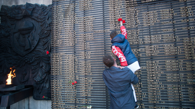 9 май 2016 г., Барнаул &copy; Амител Вячеслав Мельников   Торжественное возложение цветов к Мемориалу Славы