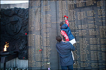 9 май 2016 г., Барнаул © Амител Вячеслав Мельников   Торжественное возложение цветов к Мемориалу Славы