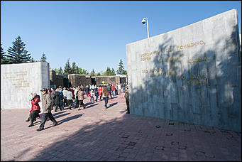 9 май 2016 г., Барнаул © Амител Вячеслав Мельников   Торжественное возложение цветов к Мемориалу Славы