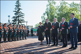 9 май 2016 г., Барнаул © Амител Вячеслав Мельников   Торжественное возложение цветов к Мемориалу Славы