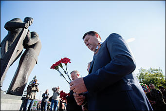 9 май 2016 г., Барнаул © Амител Вячеслав Мельников   Торжественное возложение цветов к Мемориалу Славы