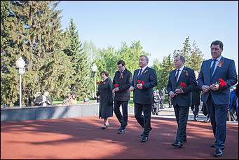 9 май 2016 г., Барнаул © Амител Вячеслав Мельников   Торжественное возложение цветов к Мемориалу Славы