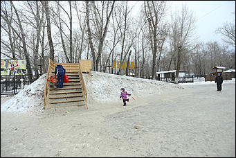 26 декабря 2017 г., Барнаул. Екатерина Смолихина   Будет и на нашей улице праздник: фотопрогулка по районным ёлкам Барнаула