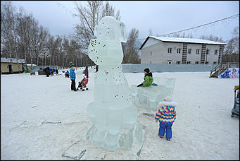 26 декабря 2017 г., Барнаул. Екатерина Смолихина   Будет и на нашей улице праздник: фотопрогулка по районным ёлкам Барнаула
