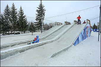 26 декабря 2017 г., Барнаул. Екатерина Смолихина   Будет и на нашей улице праздник: фотопрогулка по районным ёлкам Барнаула