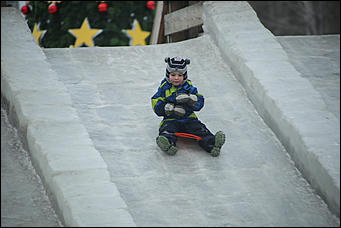 26 декабря 2017 г., Барнаул. Екатерина Смолихина   Будет и на нашей улице праздник: фотопрогулка по районным ёлкам Барнаула