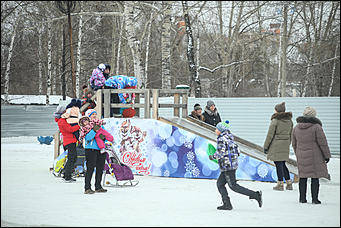 26 декабря 2017 г., Барнаул. Екатерина Смолихина   Будет и на нашей улице праздник: фотопрогулка по районным ёлкам Барнаула