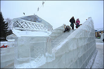 26 декабря 2017 г., Барнаул. Екатерина Смолихина   Будет и на нашей улице праздник: фотопрогулка по районным ёлкам Барнаула