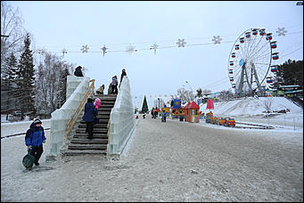 26 декабря 2017 г., Барнаул. Екатерина Смолихина   Будет и на нашей улице праздник: фотопрогулка по районным ёлкам Барнаула