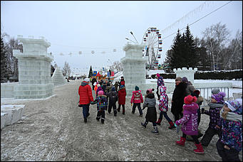 26 декабря 2017 г., Барнаул. Екатерина Смолихина   Будет и на нашей улице праздник: фотопрогулка по районным ёлкам Барнаула