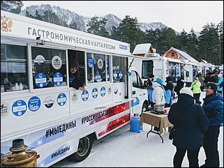 1 декабря 2019 г., Алтайский край   Вкусная еда, огненное шоу и лебеди: как прошла "Алтайская зимовка"-2019