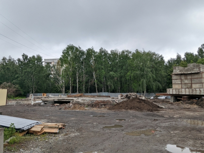 Строительная площадка на месте бывшего кинотеатра "Искра"/ Фото: amic.ru