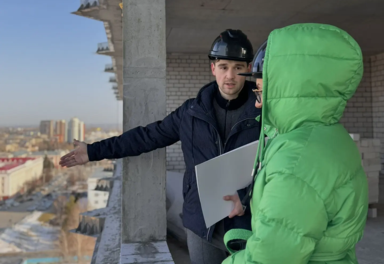 Глеб Голяшкин на строительном объекте / Фото: пресс-служба "СибКомИнвест"