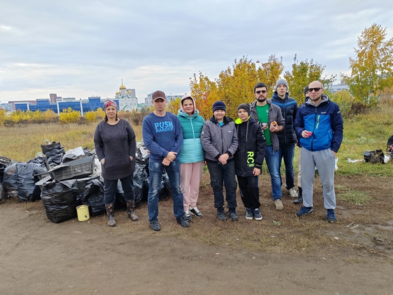 Октябрьский субботник на территории оврага за ТЦ "Европа" / Фото: группа "Создаем парк на месте пустыря за "Европой" в ВК