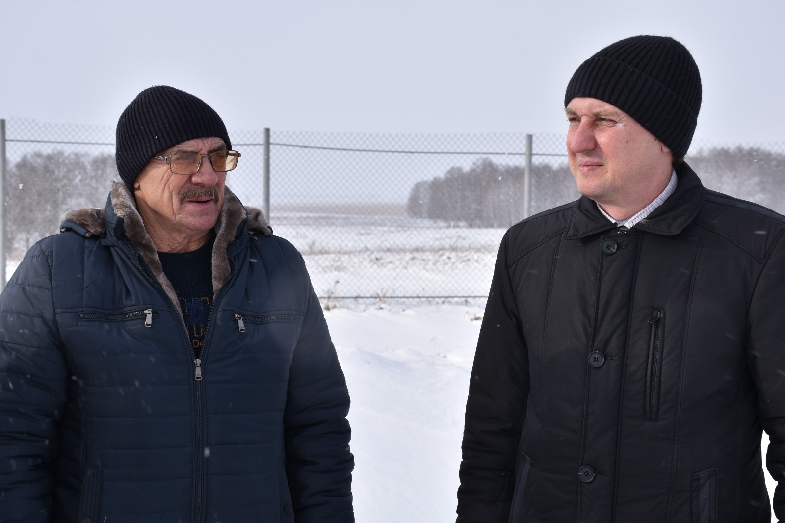 Глава сельсовета Юрий Пастухов и представитель Минстроя Максим Сорокин / Фото: Министерство строительства Алтайского края