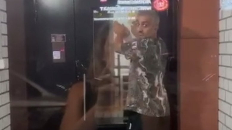 Вусал при расклейке фото Анастасии/ Кадр из видео, предоставленного Анастасией