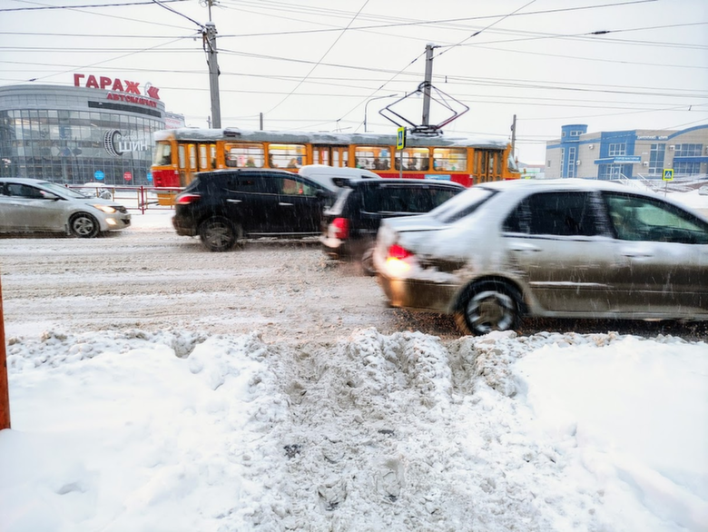 Движение автомобилей в снегопад / Фото: amic.ru