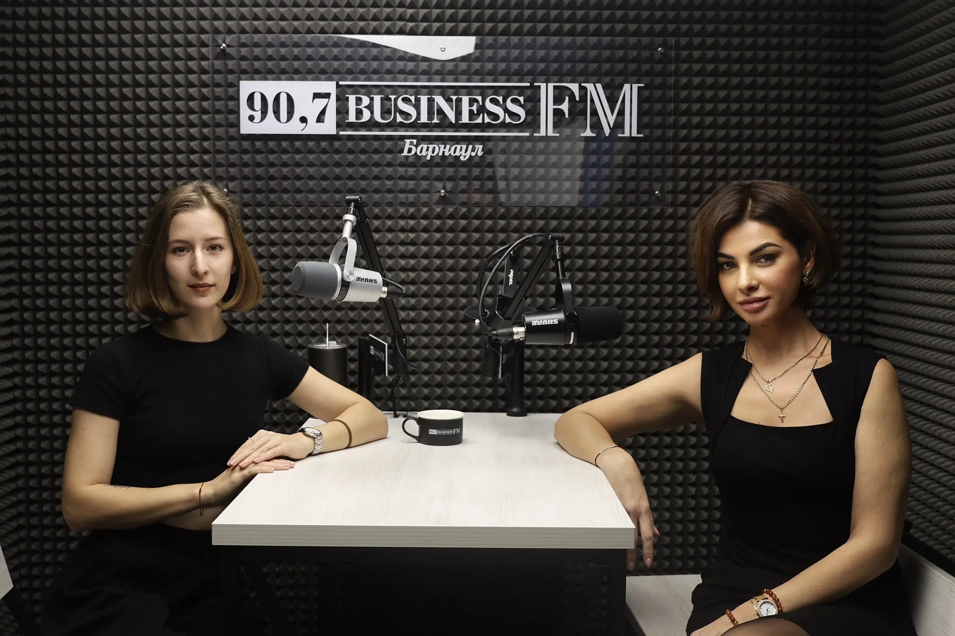 Редактор Business FM (Бизнес ФМ) Барнаул Ольга Андрюхина и главный редактор amic.ru Елена Пацар