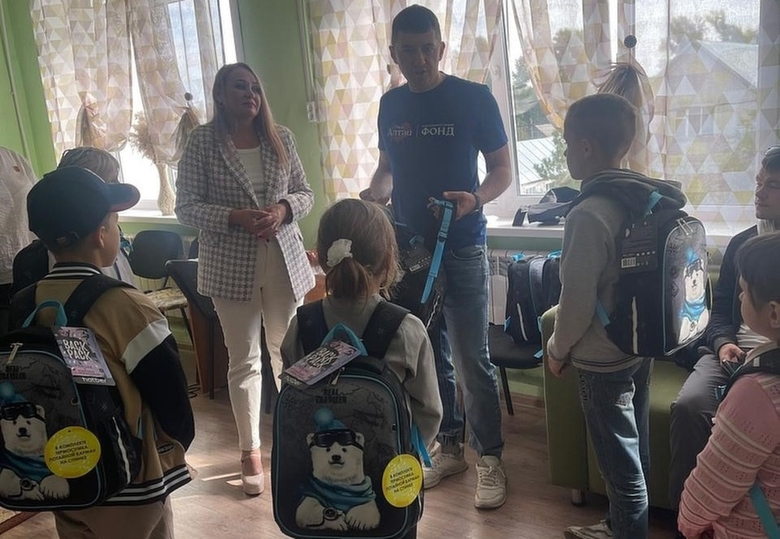 Вручение рюкзако и канцелярии детям / Фото: фонд "Мой Алтай"