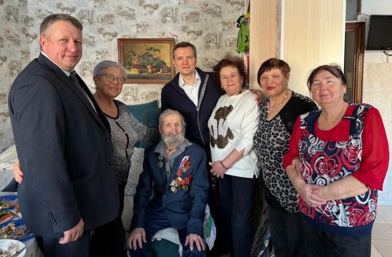 Даниил Бессарабов в гостях у Дмитрия Бурнышева / Фото: пресс-служба партии "Единая Россия"