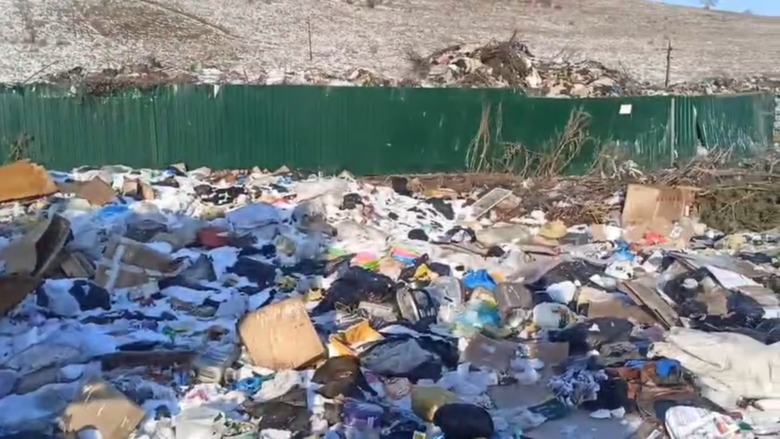 Мусор у свалки в Чарышском районе / Фото предоставлено активистами