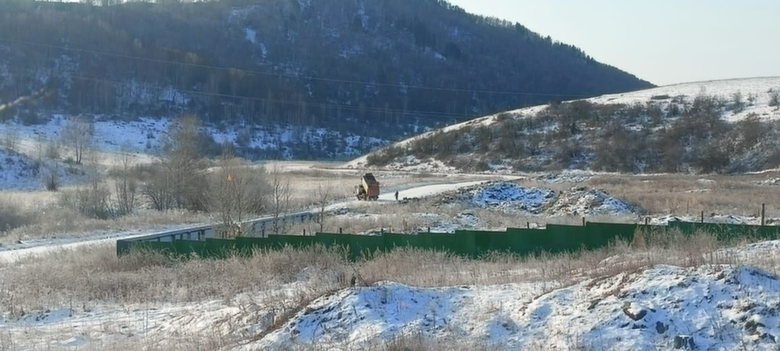 Мусоровоз рядом со свалкой в Чарышском районе / Фото предоставлено активистами