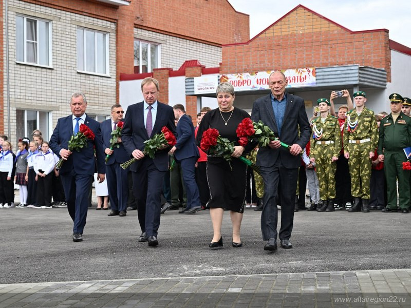 Губернатор Виктор Томенко и родители Романа Блинова / Фото: правительство Алтайского края