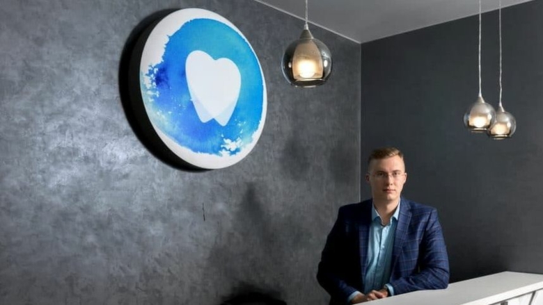 Хирург-имплантолог стоматологической клиники "Давинчи" Даниил Абакумов / Фото: davinci22.ru