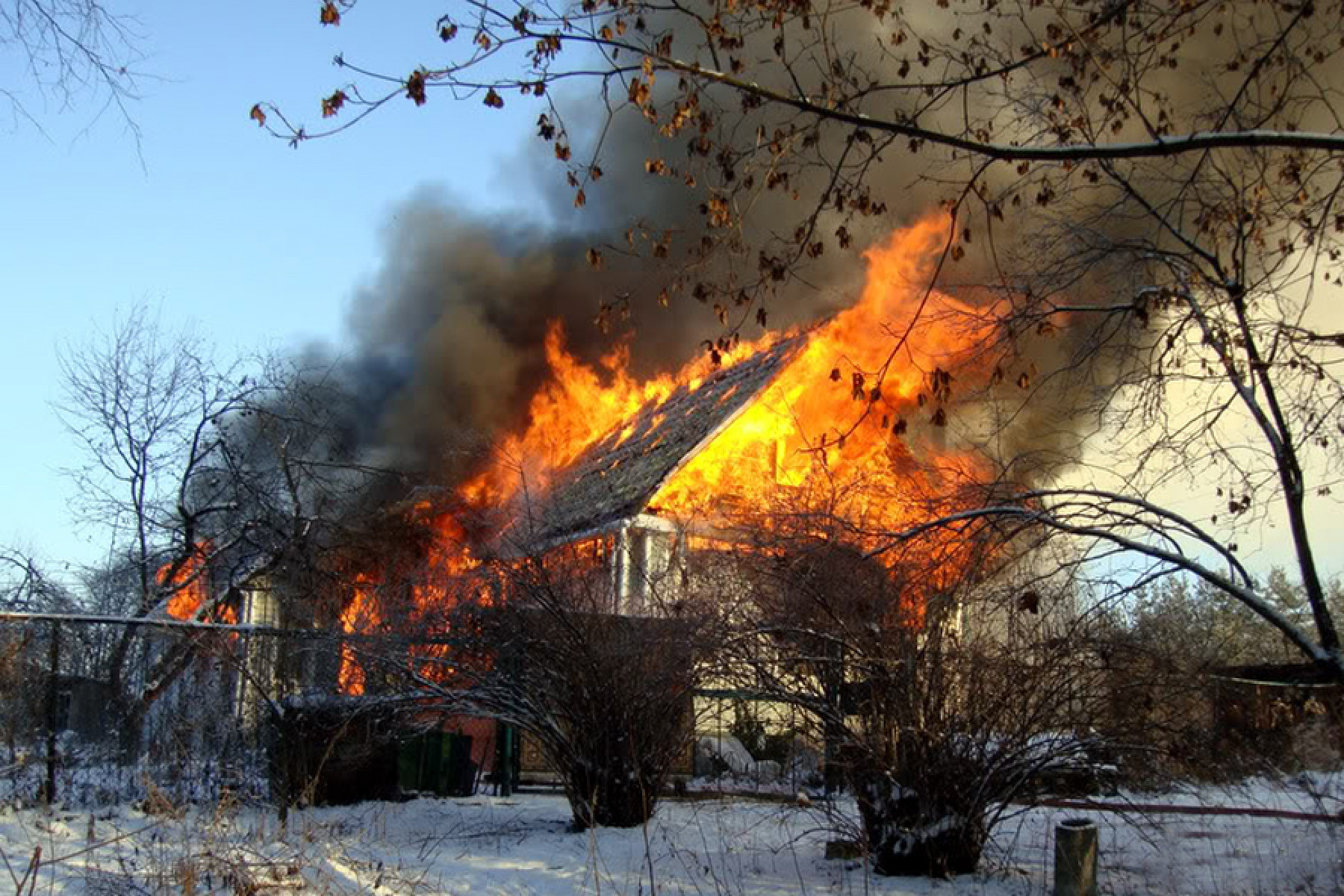 Покажи дом горит. Пожар. Пожар частный дом зима. Пожар в частном доме зимой. Пожар в частном секторе.