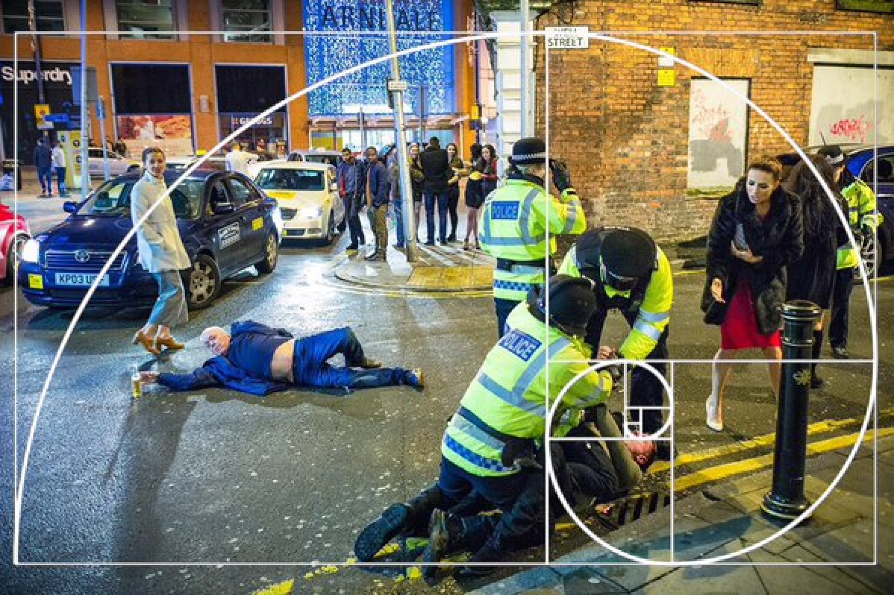 Пользователи интернета нашли фотографию пьяных лондонцев исполненной художественного смысла