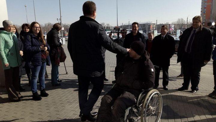 Инвалид 1 группы взявший кредит. Кредитные карты инвалидам 2 группы. Ипотека для инвалидов 3 группы. Дайте денег инвалиду. Попрошайки в метро.