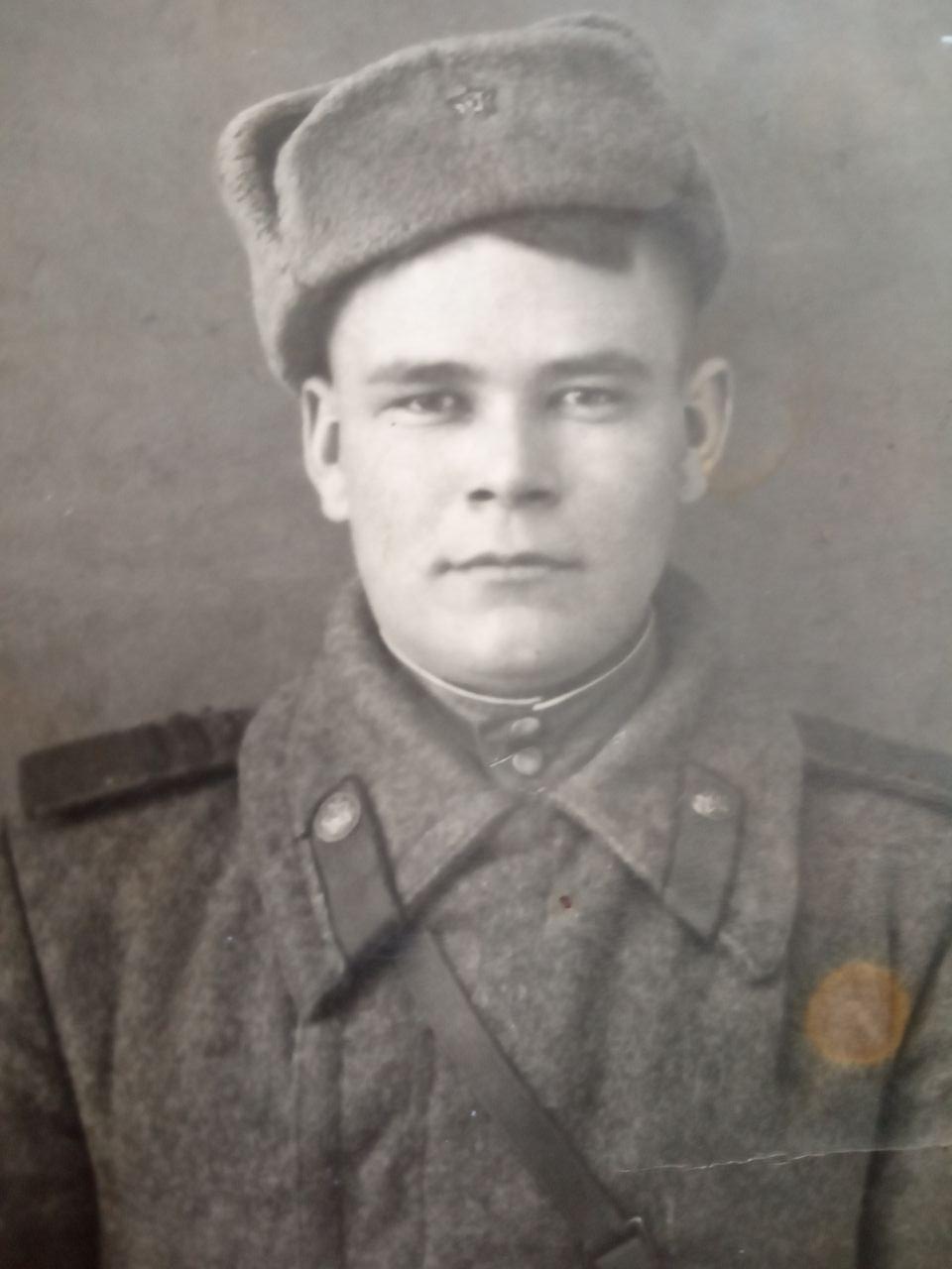 Молодой пулеметчик Михаил Колодин