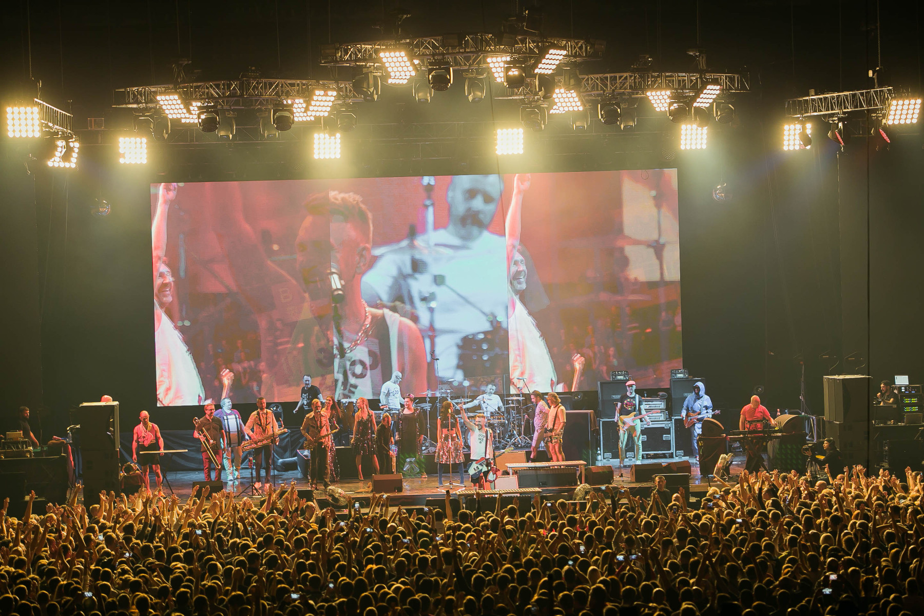 Полностью концерт группы. Полностью концерт группы. Полный зал на концерте. A2 green concert северный флот. Концерт рок группы.