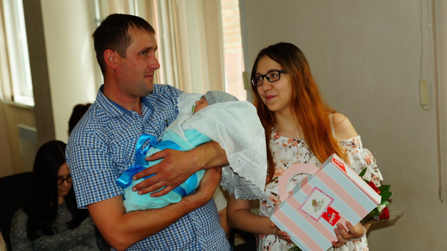 ребенок ждет маму. первый первый я второй. беременная мама с малышом. счастливая семья с беременной. фотосессия беременности с мужем и ребенком.