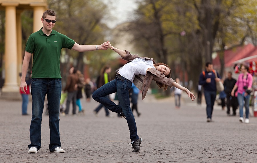 Поступить сильное движение. Люди танцуют на улице. Человек в движении фото. Фотосессия танец на улице. Люди в движении на улице.