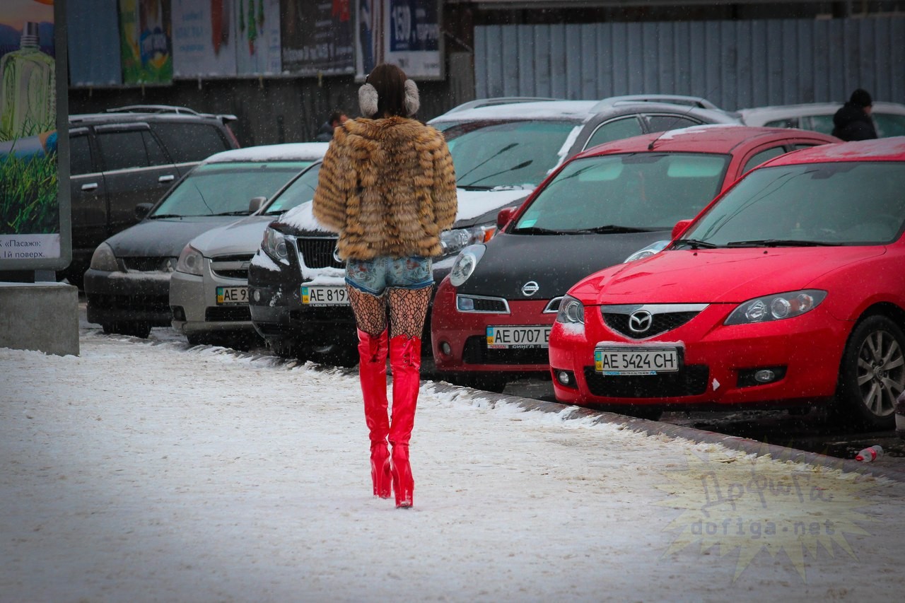 Мини-юбки зимой: на что идут девушки, чтобы привлечь внимание?