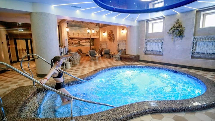 Бассейн с гидромассажем.