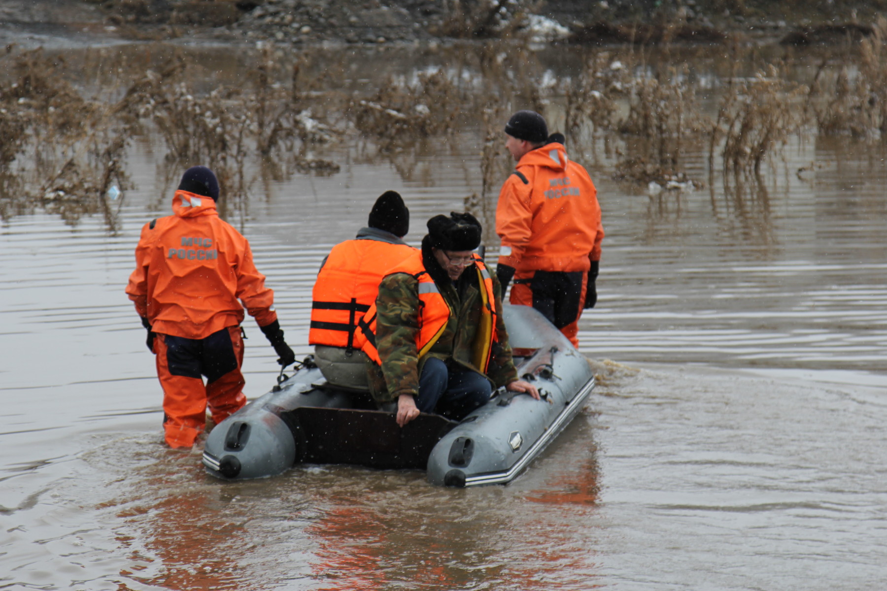 Действия в случае подтопления. Мчс россии наводнения спасатель. Наводнение на дальнем востоке 2013 мчс. Наводнение спасение мчс. Аср при наводнениях.