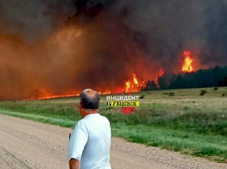 Пожар в Угловском районе. Фото: vk.com/incident_rubtsovsk