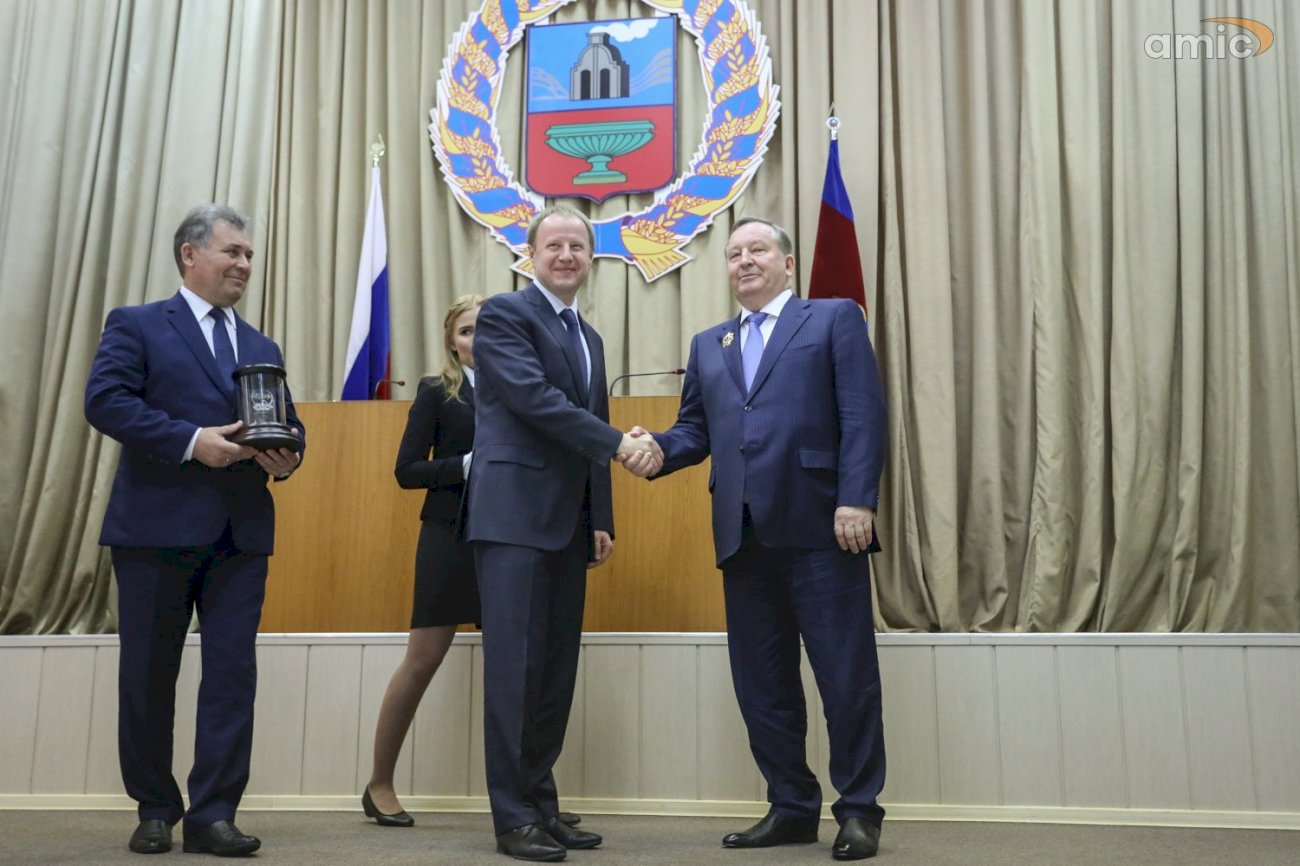 Дань уважения экс-губернатору Александру Карлину